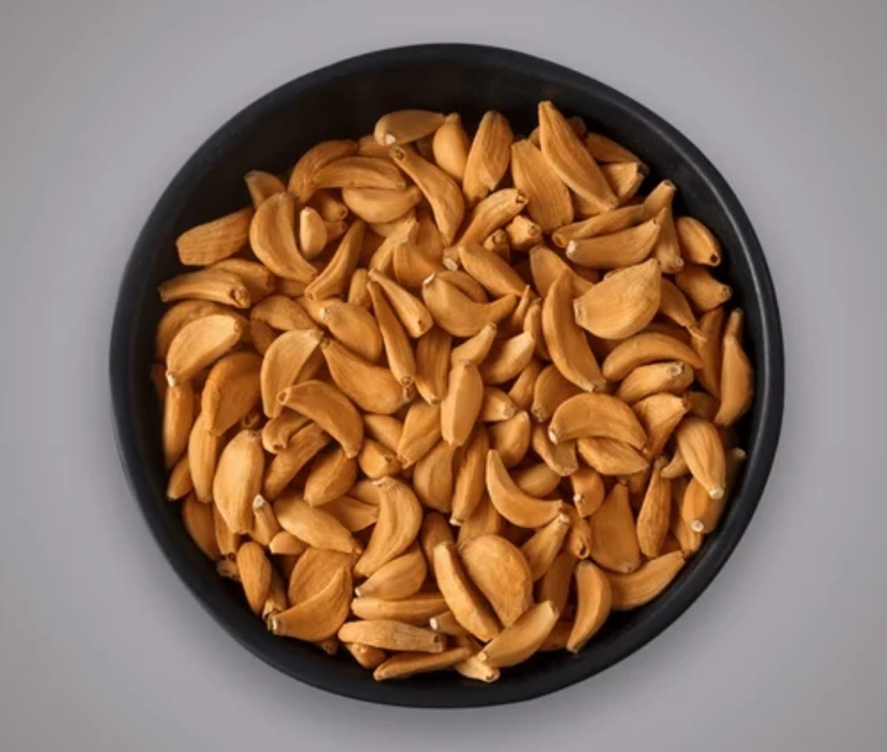 Dehydrated garlic flakes