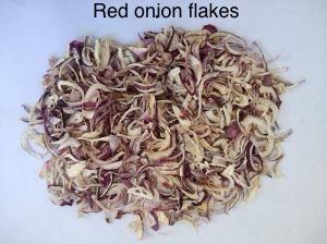 Dehydrated red onion flakes