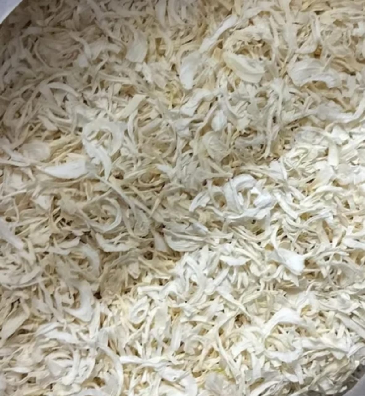 Dehydrated white onion flakes